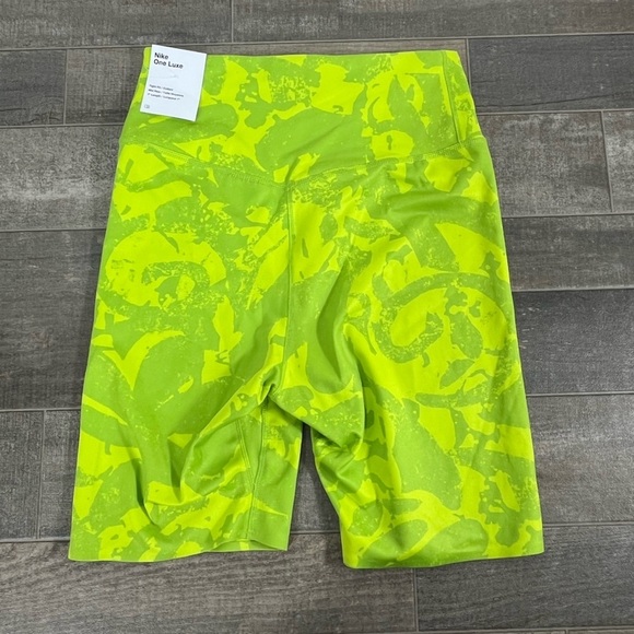 NEW Nike One Luxe Tight Fit Mid Rise Bike Shorts - Picture 3 of 12